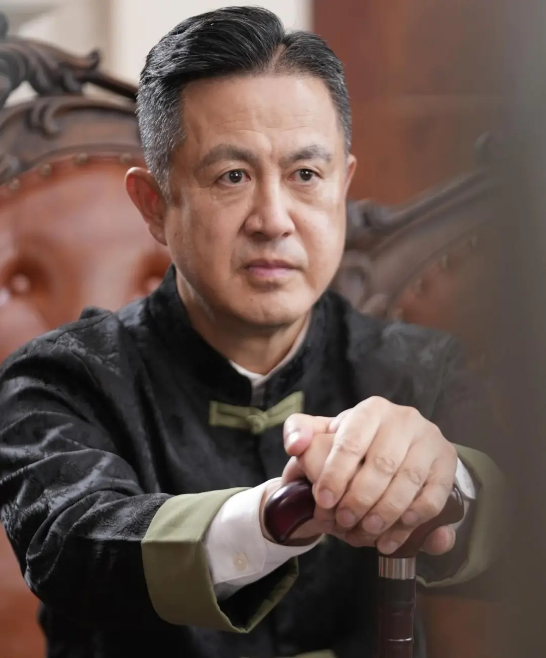 广盛配资 日薪5000是噱头！中老年演员揭短剧真相：日拍15页剧本是常态
